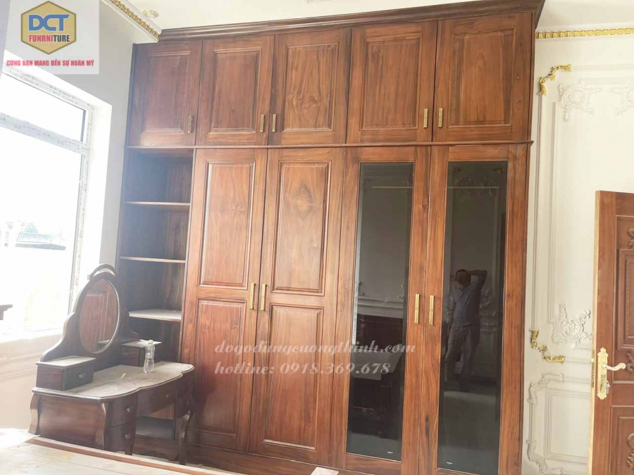 Mẫu tủ áo gỗ óc chó thiết kế kích trần cao cấp TA42